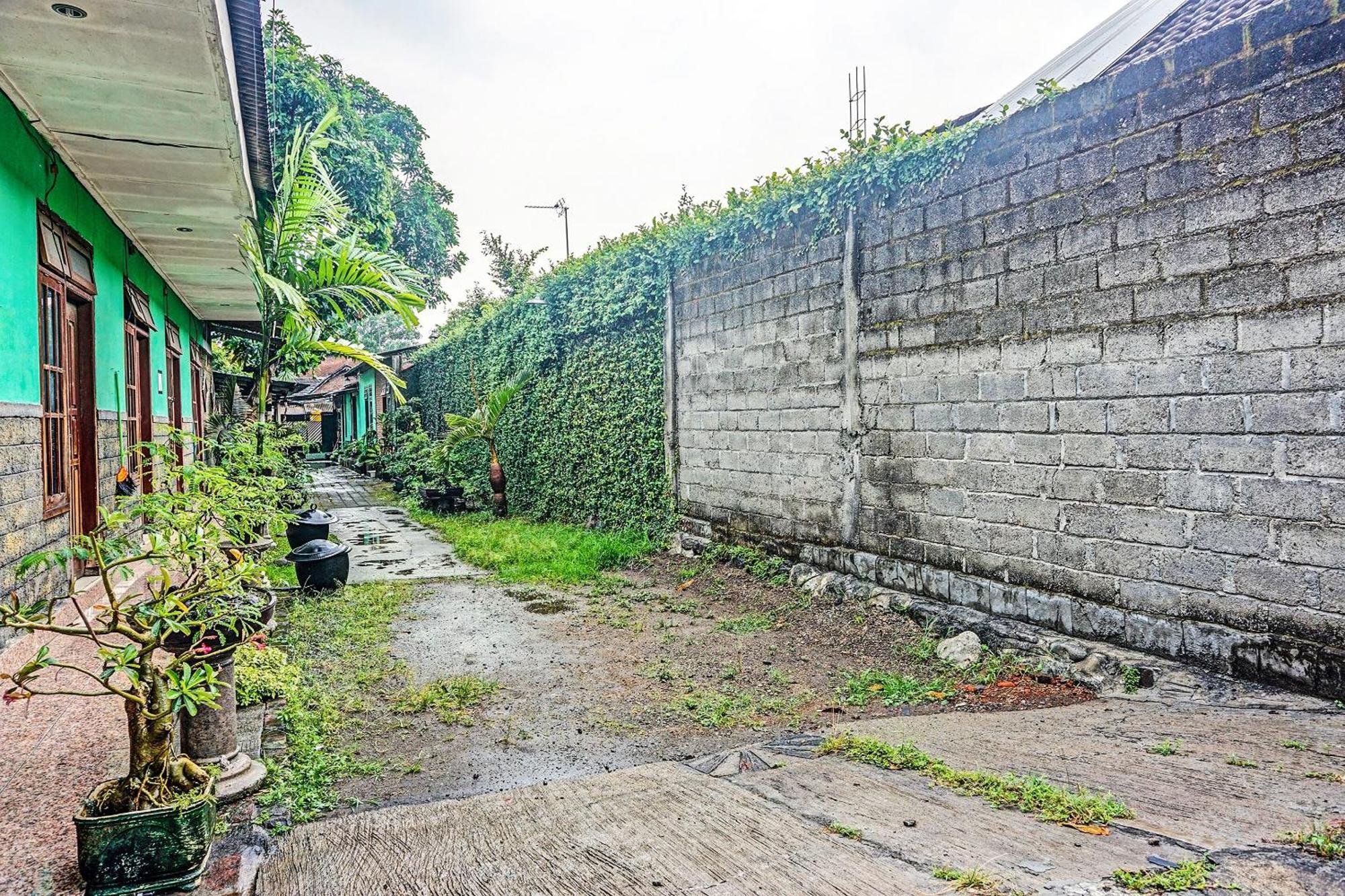 Oyo 91697 Nyaman Homestay Syariah Pare Dış mekan fotoğraf